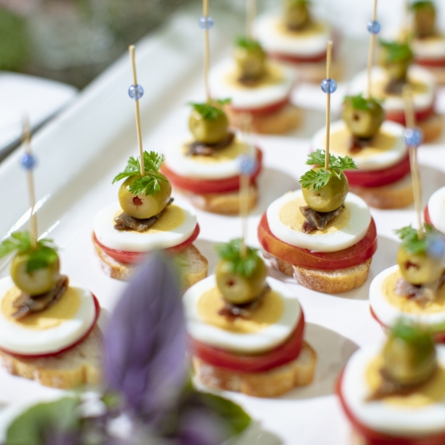 ガーデンウエディングでのビュッフェもオシャレに楽しむ