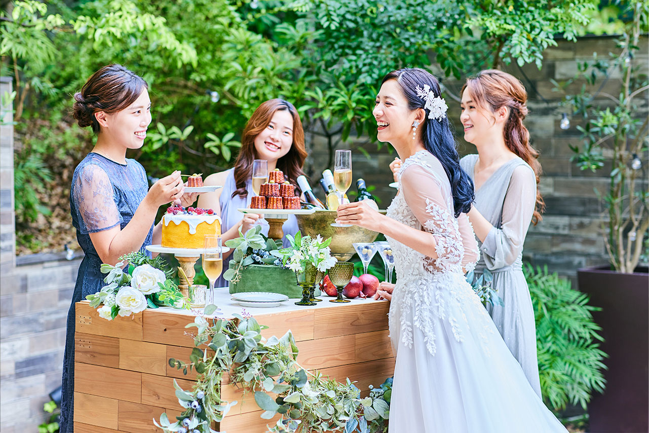 ゲストとプライベートガーデンで交流を楽しむシーン