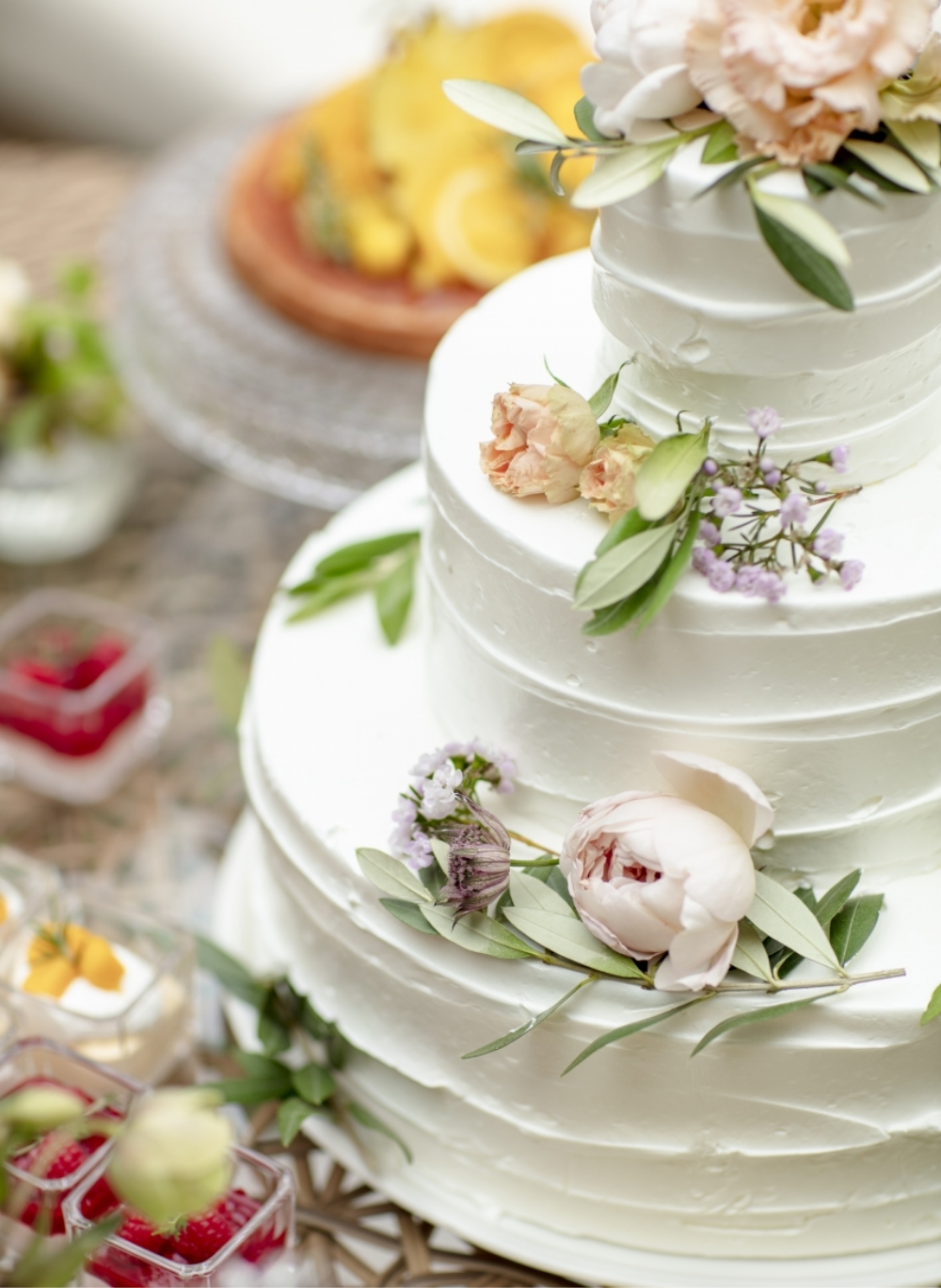 ガーデンでのデザートブッフェを楽しむ ウエディングケーキ