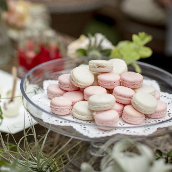 色とりどりのマカロンやウェディングケーキが並ぶデザートブッフェ