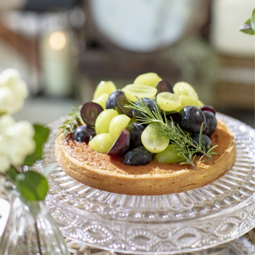 色とりどりのマカロンやウェディングケーキが並ぶデザートブッフェ