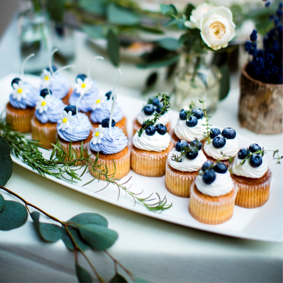 色とりどりのマカロンやウェディングケーキが並ぶデザートブッフェ