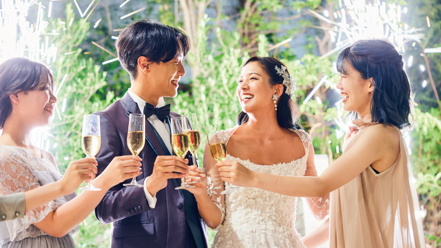 花火を背景にしたガーデンでのナイトパーティ