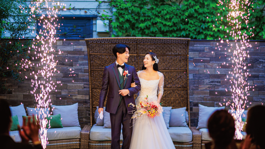 ガーデンから入場する新郎新婦