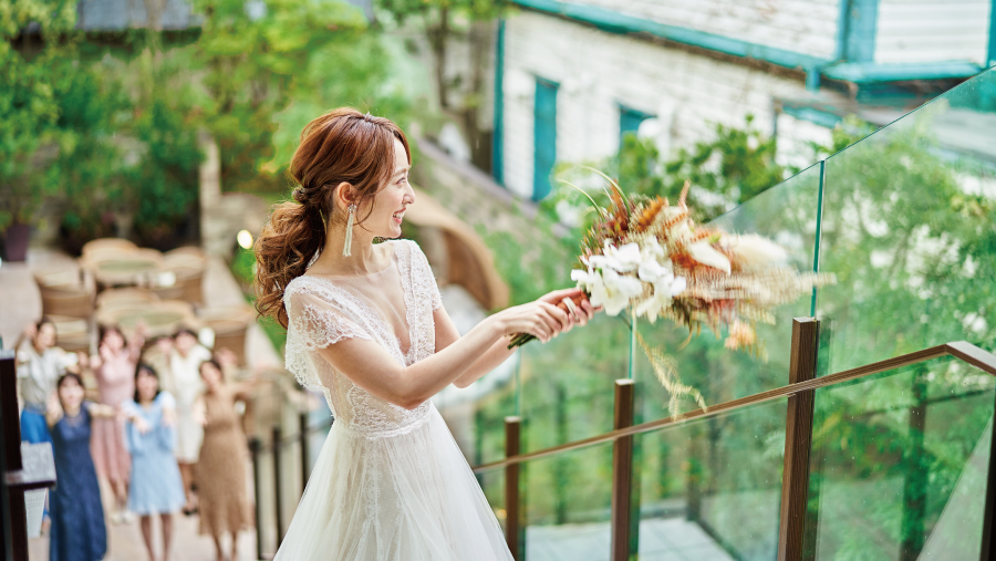 ガーデンからのブーケトスで盛り上がるゲストたち