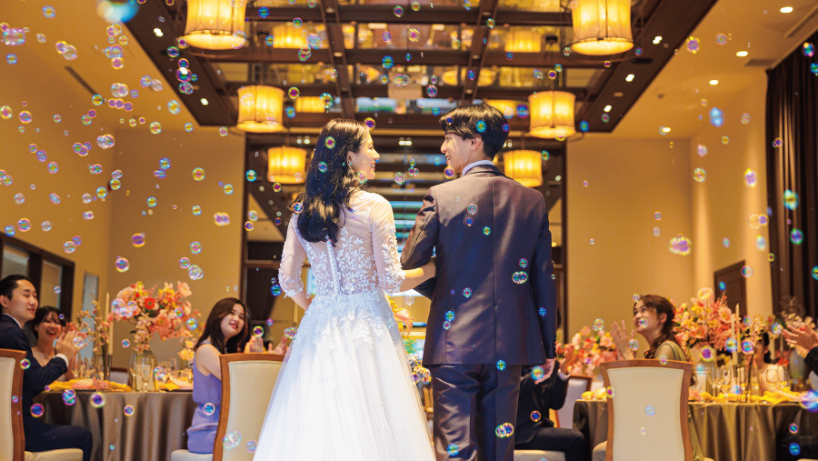 バブルシャワーで新郎新婦を迎えるゲスト