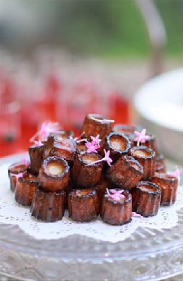 色とりどりのマカロンやウェディングケーキが並ぶデザートブッフェ